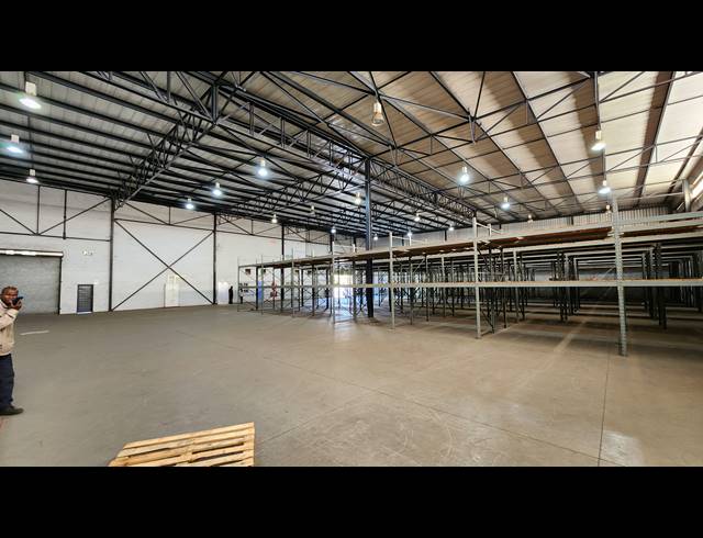 1,551M² WAREHOUSE TO LET IN SPARTAN